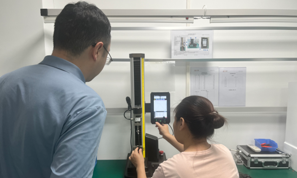 客户为什么要300公里奔赴实地考察！揭秘MC4光伏连接器拉力测试的核心价值