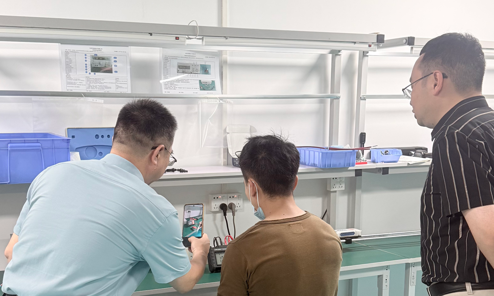 客户现场进行MC4光伏连接器电阻测试，验证连接稳定性